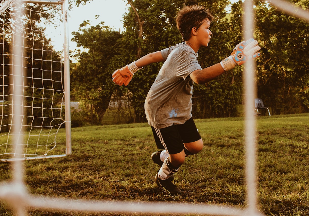 Jonge kinderen spelen een partijtje voetbal (stockbeeld, tijdelijk)